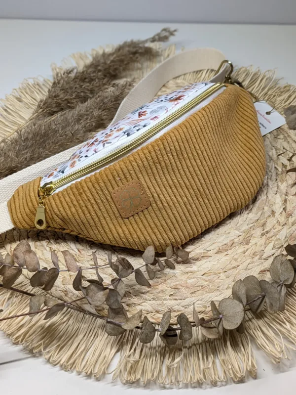 Sac banane enfant fleurs velours moutarde, fait main en gironde. Accessoire enfant.