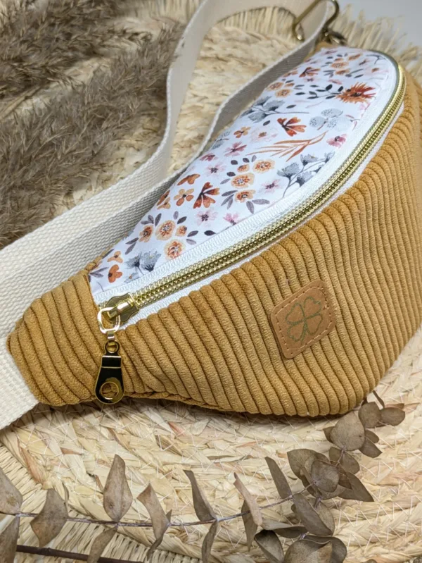 Sac banane enfant fleurs velours moutarde, fait main en gironde. Accessoire enfant.