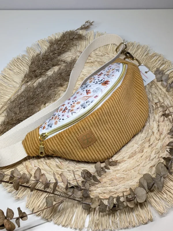 Sac banane enfant fleurs velours moutarde, fait main en gironde. Accessoire enfant.