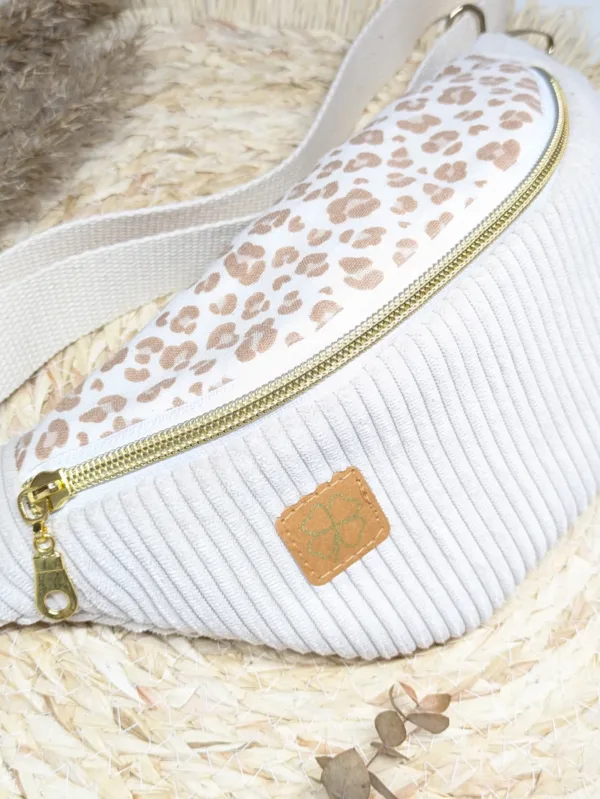 Sac banane enfant léopard clair velours beige, fait main en gironde. Accessoire enfant.