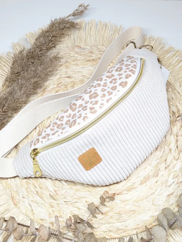 Sac banane enfant léopard clair velours beige, fait main en gironde. Accessoire enfant.