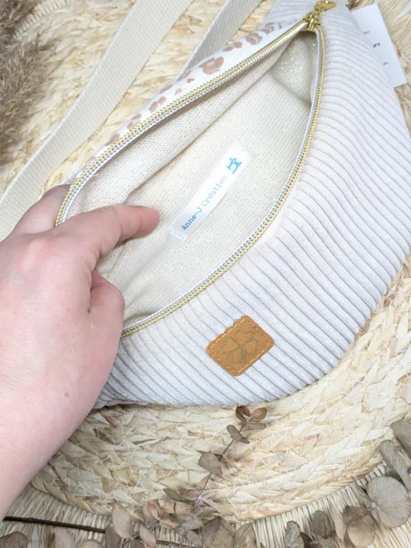 Sac banane enfant léopard clair velours beige, fait main en gironde. Accessoire enfant.