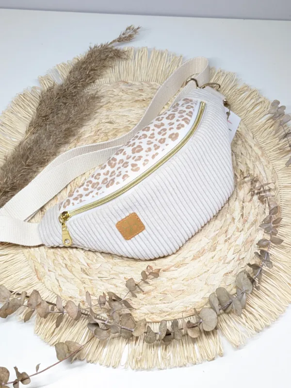 Sac banane enfant léopard clair velours beige, fait main en gironde. Accessoire enfant.