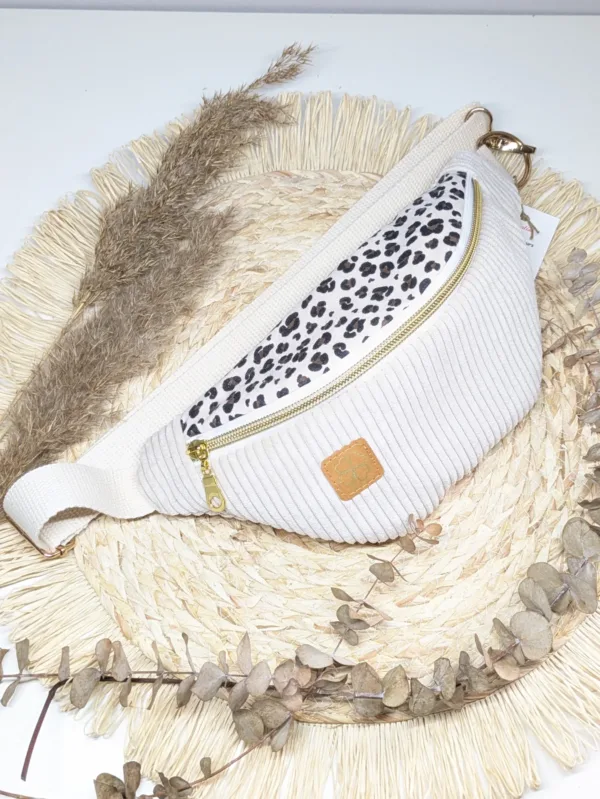 Sac banane enfant léopard foncé velours beige, fait main en gironde. Accessoire enfant.