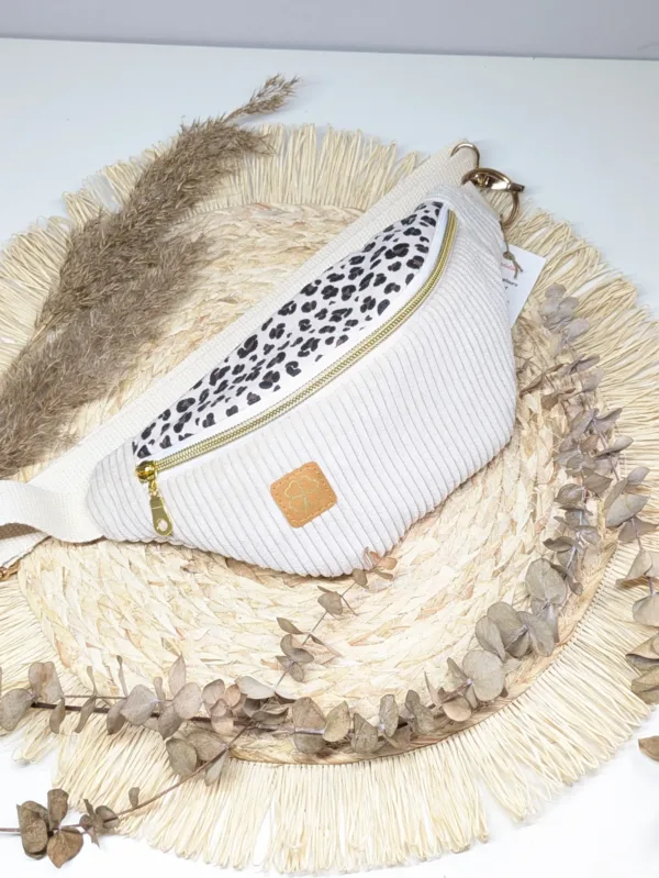 Sac banane enfant léopard foncé velours beige, fait main en gironde. Accessoire enfant.