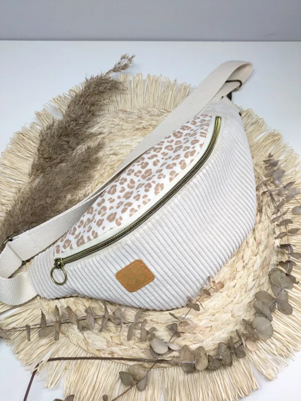 Sac banane léopard clair velours beige, fait main en gironde. Accessoire femme