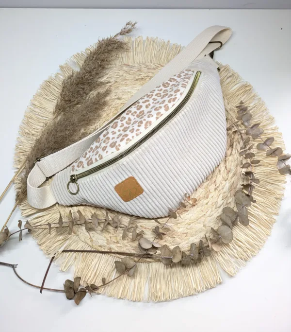 Sac banane léopard clair velours beige, fait main en gironde. Accessoire femme
