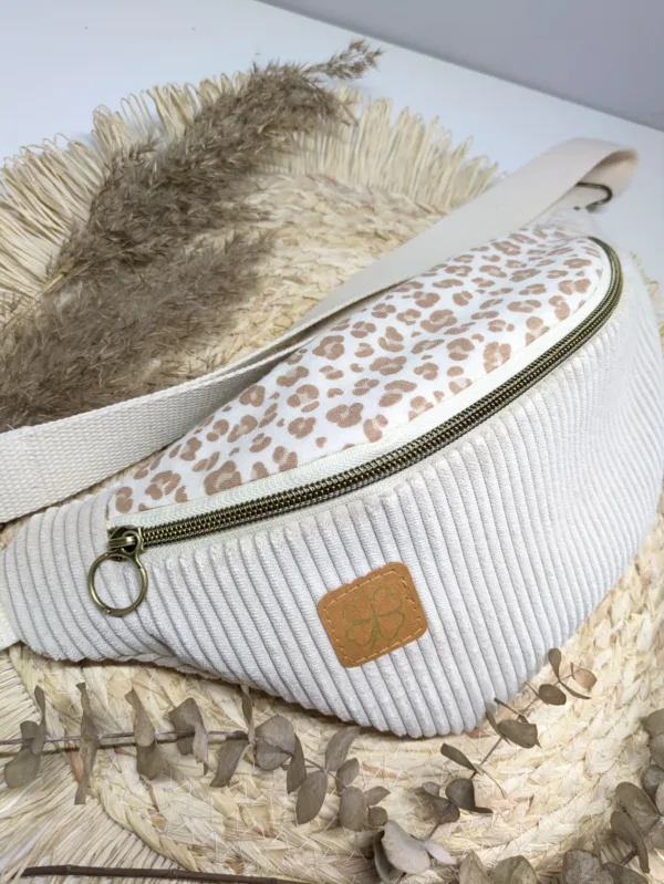 Sac banane léopard clair velours beige, fait main en gironde. Accessoire femme