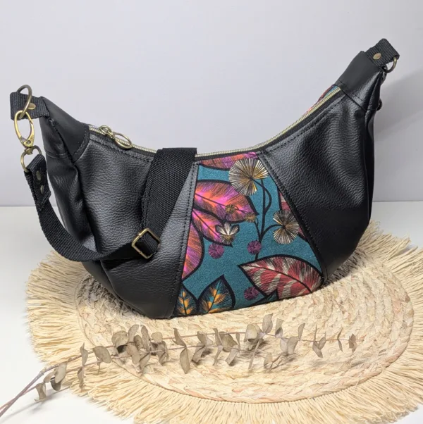Sac à main demi lune bi matière. Couleur tendance été. Pratique. Couleur noir et feuillage.