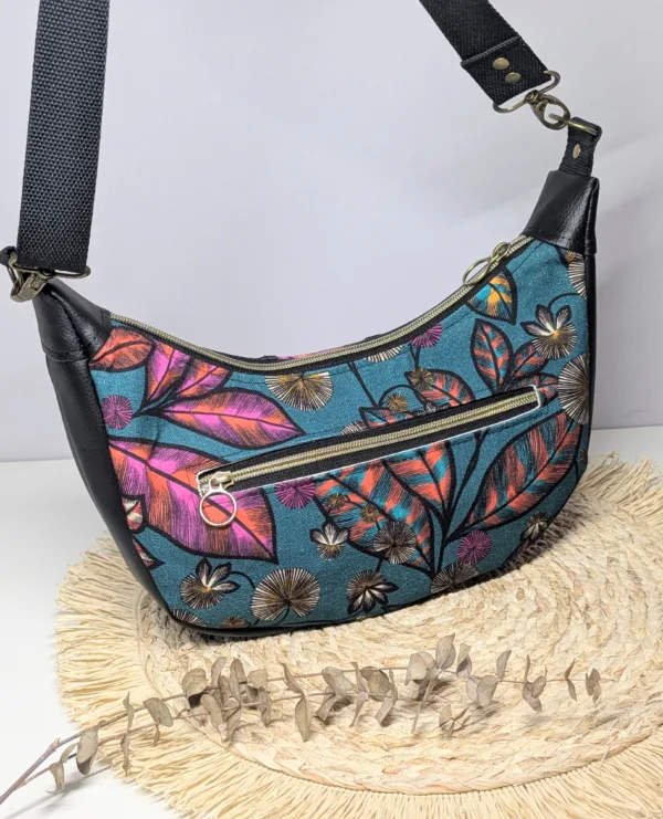 Sac à main demi lune bi matière. Couleur tendance été. Pratique. Couleur noir et feuillage.