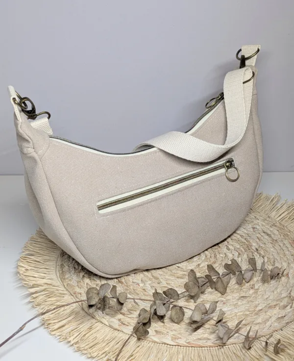 Sac à main demi lune toile beige. Couleur tendance été. Pratique.