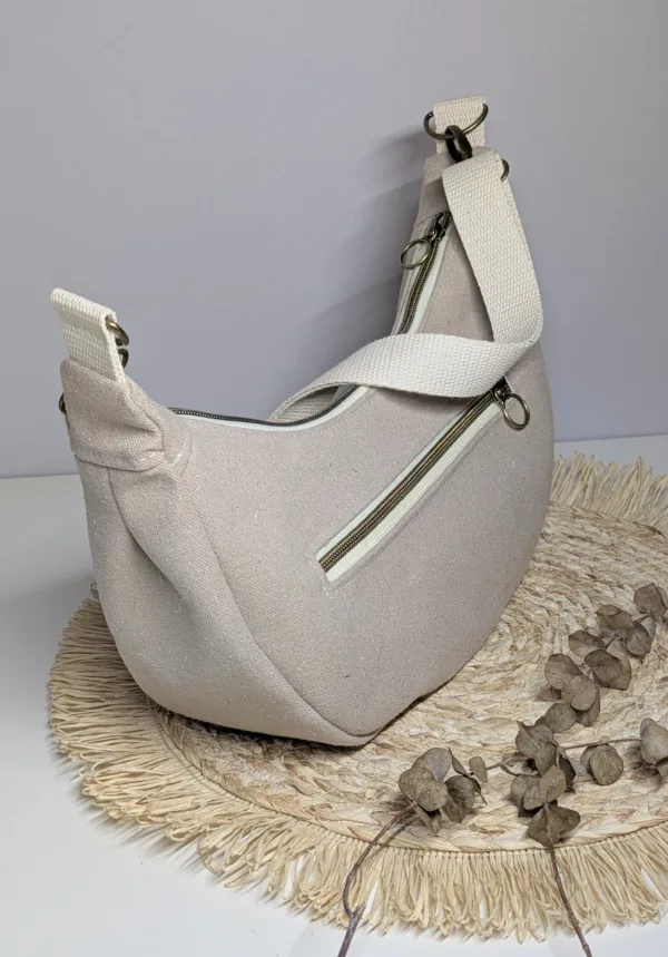 Sac à main demi lune toile beige. Couleur tendance été. Pratique.