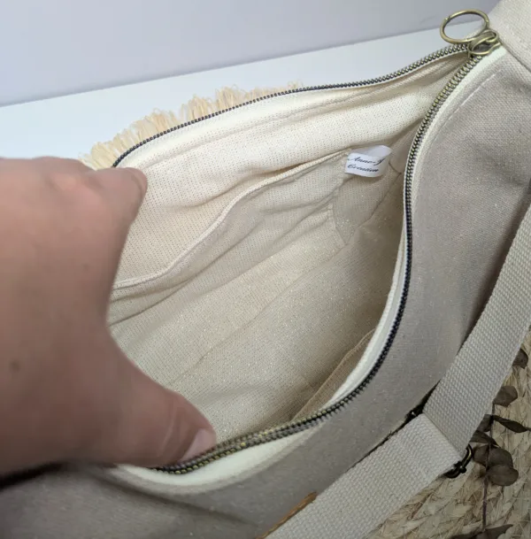 Sac à main demi lune toile beige. Couleur tendance été. Pratique.