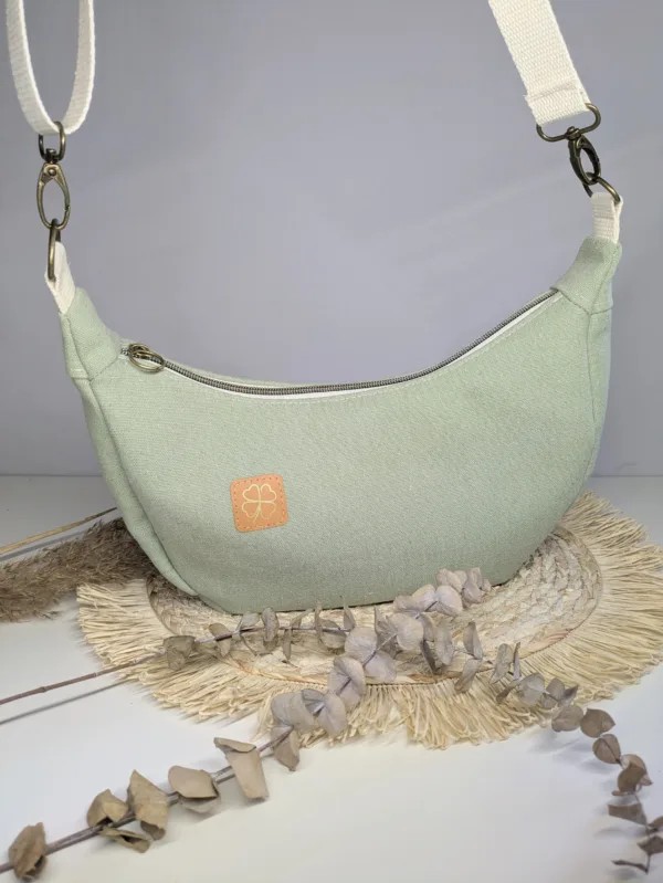 Sac à main demi lune vert Couleur tendance été. Pratique