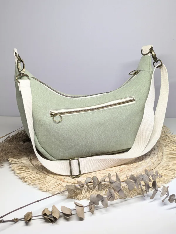 Sac à main demi lune vert Couleur tendance été. Pratique
