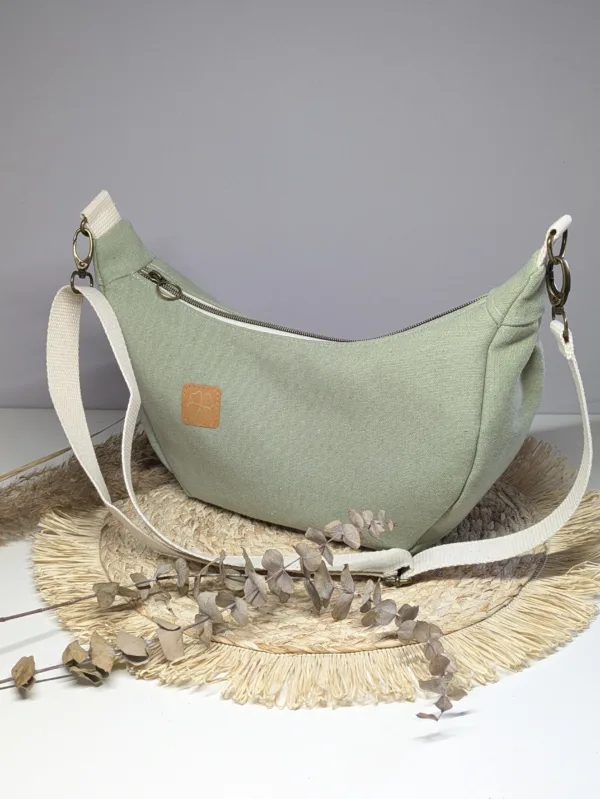 Sac à main demi lune vert Couleur tendance été. Pratique