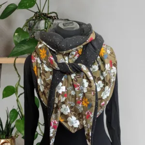 Chèche, foulard triangle, écharpe foulard vert fleuri . Chaleur et élégance, un tour de cou aux tons naturels pour sublimer vos journées.