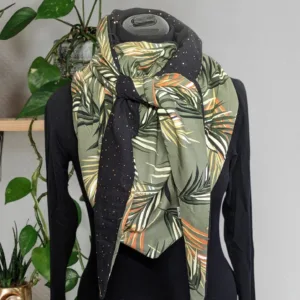 Chèche, foulard triangle, écharpe foulard feuilles vert. Chaleur et élégance, un tour de cou aux tons naturels pour sublimer vos journées.
