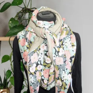 Chèche, foulard triangle, écharpe foulard fleurs rose vert. Chaleur et élégance, un tour de cou aux tons naturels pour sublimer vos journées.