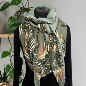 Chèche, foulard triangle, écharpe foulard feuilles vert. Chaleur et élégance, un tour de cou aux tons naturels pour sublimer vos journées.