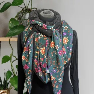 Chèche, foulard triangle, écharpe foulard vert fleurs. Chaleur et élégance, un tour de cou aux tons naturels pour sublimer vos journées.