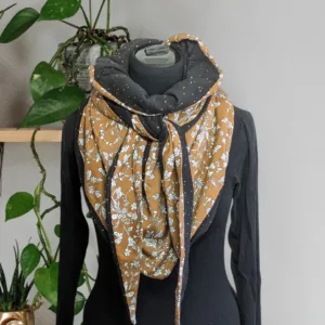 Chèche, foulard triangle, écharpe foulard moutarde. Chaleur et élégance, un tour de cou aux tons naturels pour sublimer vos journées.