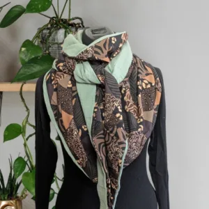 Chèche, foulard triangle, écharpe foulard marron vert. Chaleur et élégance, un tour de cou aux tons naturels pour sublimer vos journées.