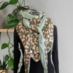Chèche, foulard triangle, écharpe foulard vert fleuri . Chaleur et élégance, un tour de cou aux tons naturels pour sublimer vos journées.