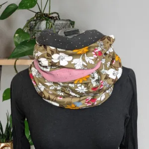 Double Tour de cou, écharpe foulard vert feuilles. Chaleur et élégance, un tour de cou aux tons naturels pour sublimer vos journées.