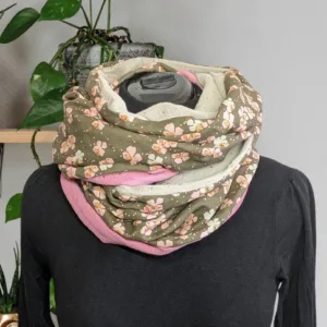 Double Tour de cou, écharpe foulard fleurs vert. Chaleur et élégance, un tour de cou aux tons naturels pour sublimer vos journées.