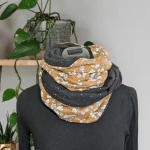 Double Tour de cou, écharpe foulard moutarde feuilles. Chaleur et élégance, un tour de cou aux tons naturels pour sublimer vos journées.