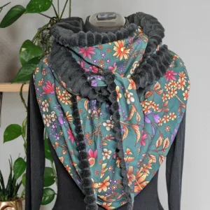 Echarpe triangulaire doublée en tissu doux, avec motif floral multicolore sur fond vert et noir,