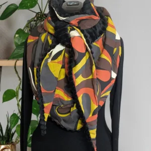 Echarpe triangulaire doublée en tissu doux, avec motif géométrique et moutarde terracotta