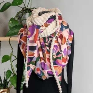 Echarpe triangulaire doublée en tissu doux, avec motif géométrique et rose poudré