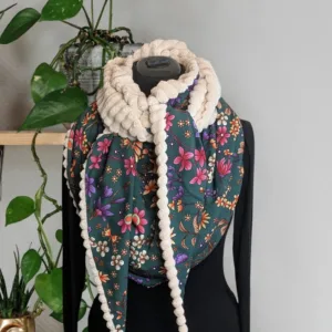 Echarpe triangulaire doublée en tissu doux, avec motif floral vert et rose poudré ,