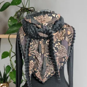 Echarpe triangulaire doublée en tissu doux, avec motif feuilles marron et noir, pour apporter chaleur et style à vos tenues.