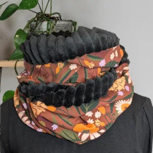 Echarpe double tour de cou doublée en tissu doux, avec motif fleurs terracotta , pour apporter chaleur et style à vos tenues.