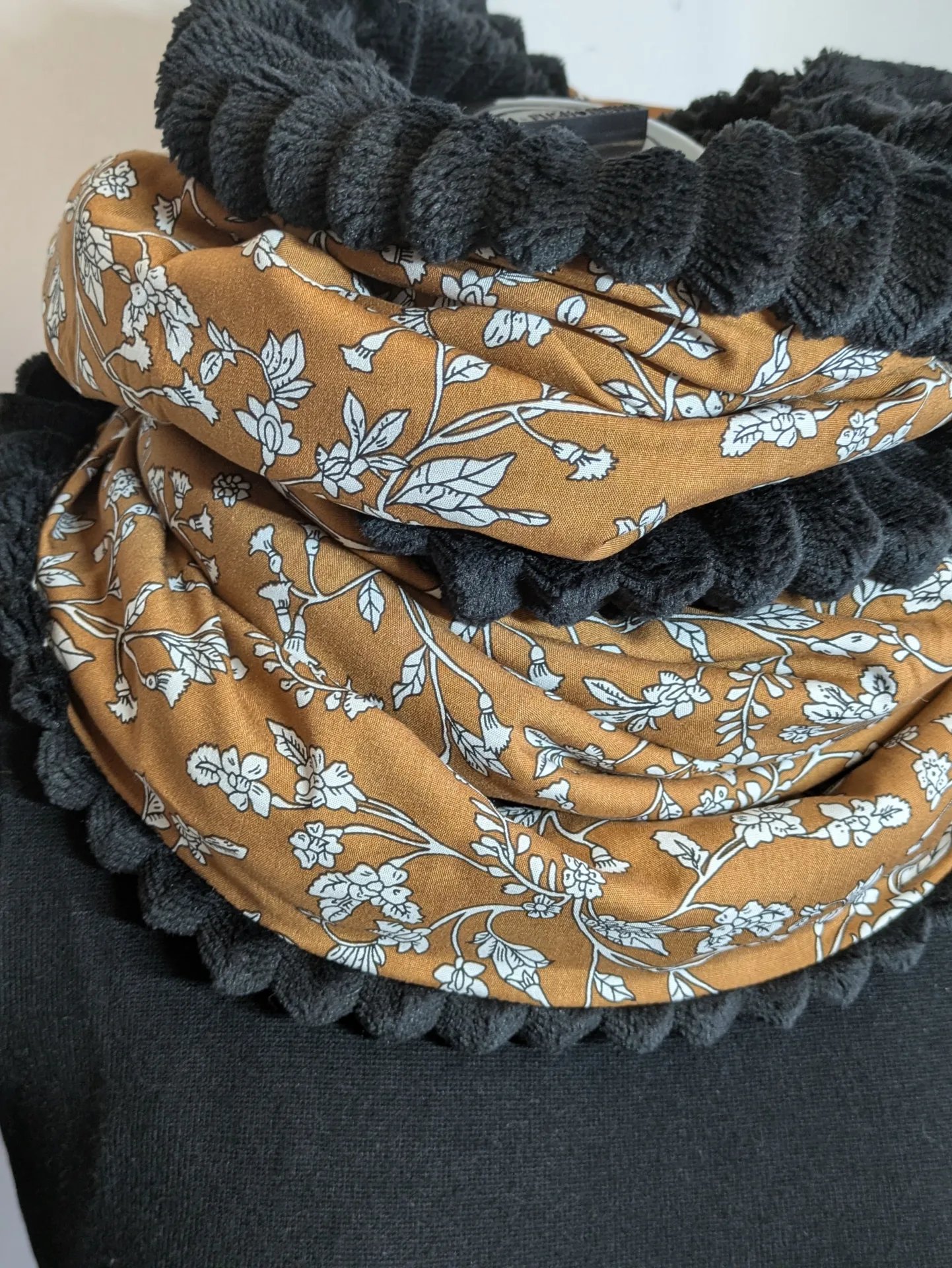 Echarpe double tour de cou doublée en tissu doux, avec motif floral moutarde , pour apporter chaleur et style à vos tenues.