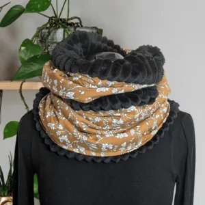Echarpe double tour de cou doublée en tissu doux, avec motif floral moutarde , pour apporter chaleur et style à vos tenues.