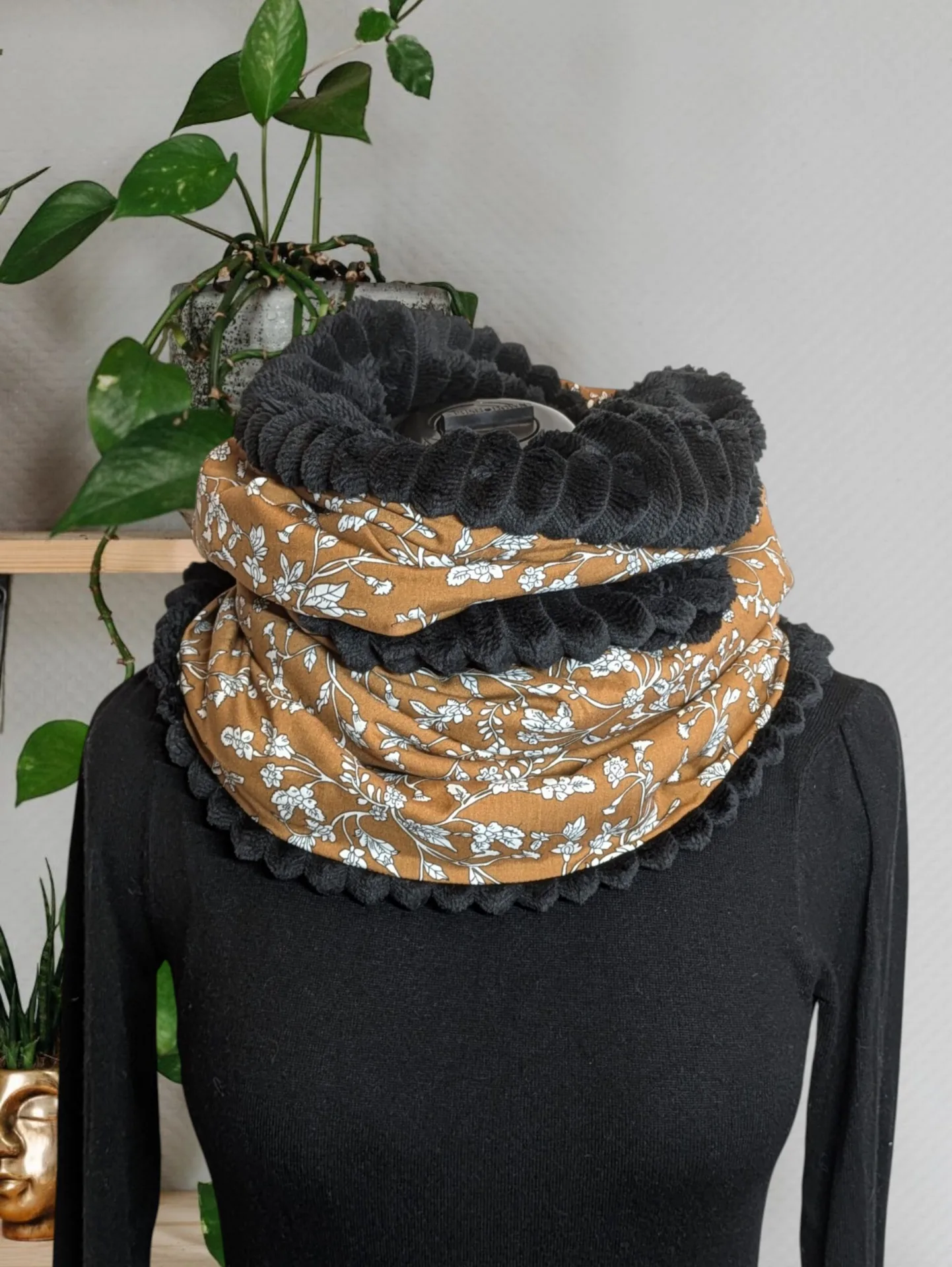 Echarpe double tour de cou doublée en tissu doux, avec motif floral moutarde , pour apporter chaleur et style à vos tenues.