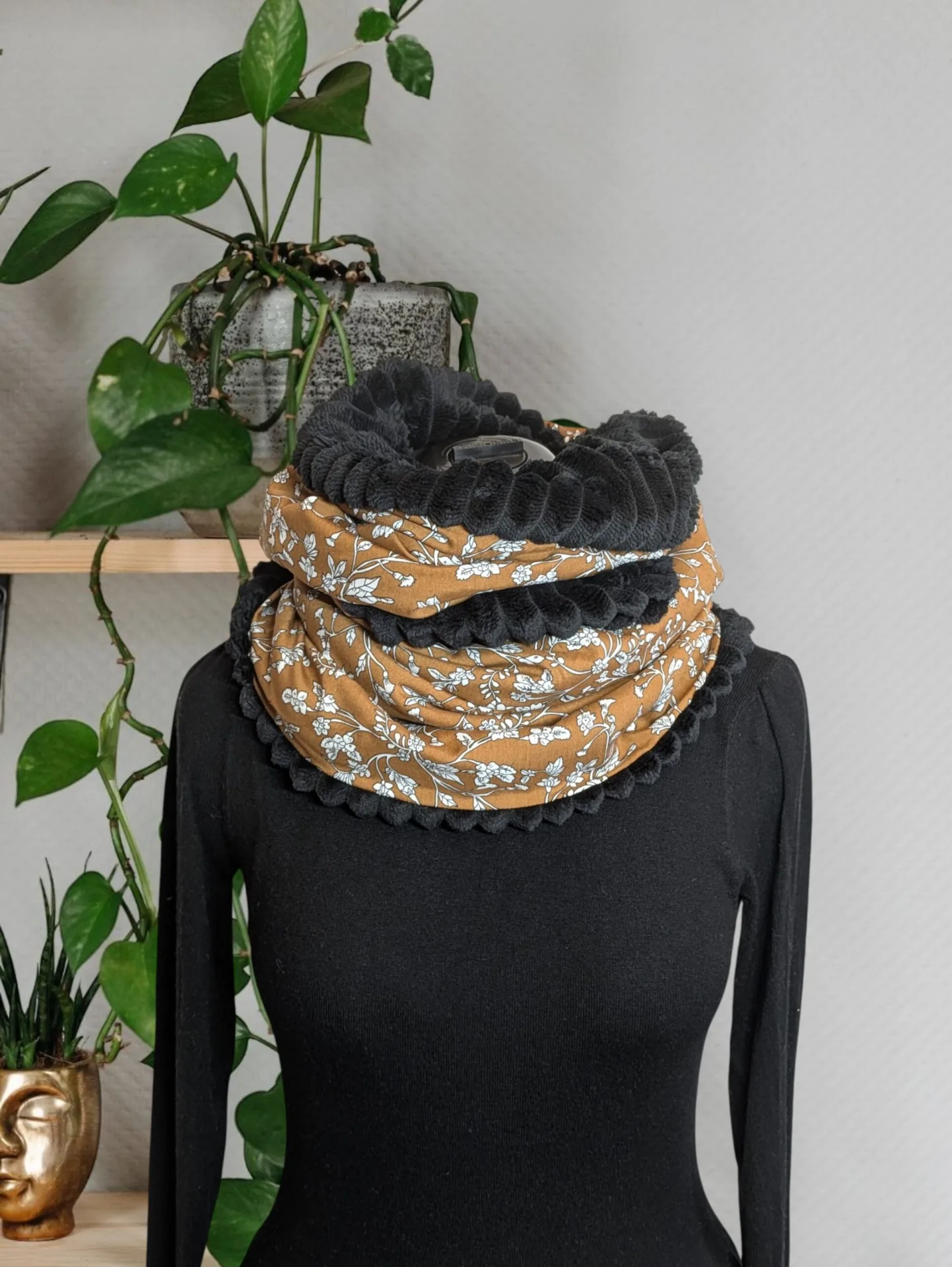 Echarpe double tour de cou doublée en tissu doux, avec motif floral moutarde , pour apporter chaleur et style à vos tenues.