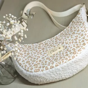 Sac à main demi-lune fait main motif léopard et mouton. Tendance , artisanal, chic