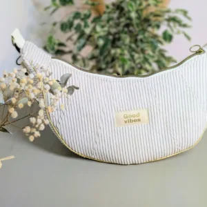 Sac à main demi-lune fait main en velours côtelé beige liseré doré. Tendance , artisanal
