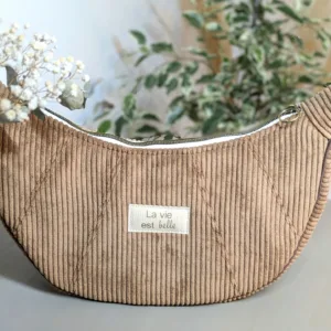 Sac à main demi-lune fait main en velours côtelé marron. Tendance , artisanal
