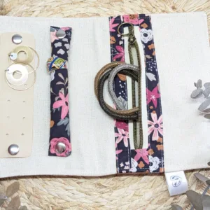 Pochette range bijoux personnalisable de voyage en velours côtelé vieux rose fleuri