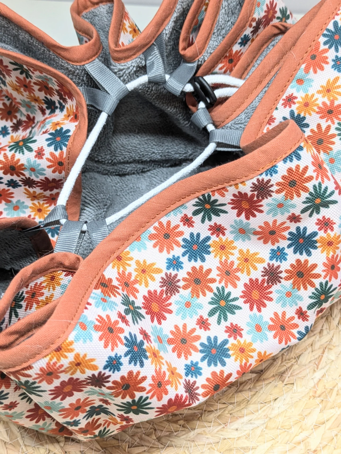 Sac à dos pieds au sec fait main, imperméable à l’extérieur et éponge à l’intérieur, motif fleurs terracota