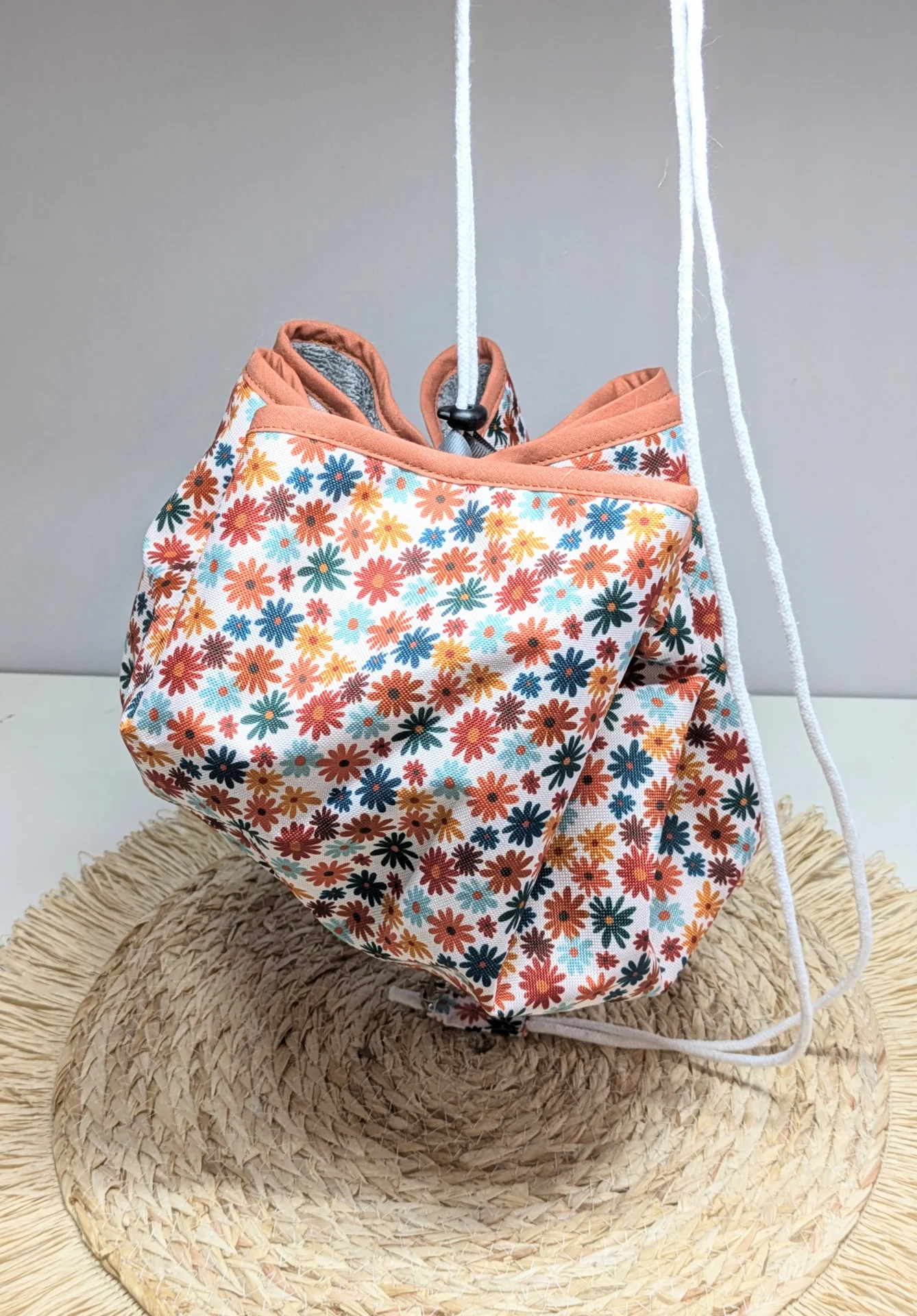 Sac à dos pieds au sec fait main, imperméable à l’extérieur et éponge à l’intérieur, motif fleurs terracota