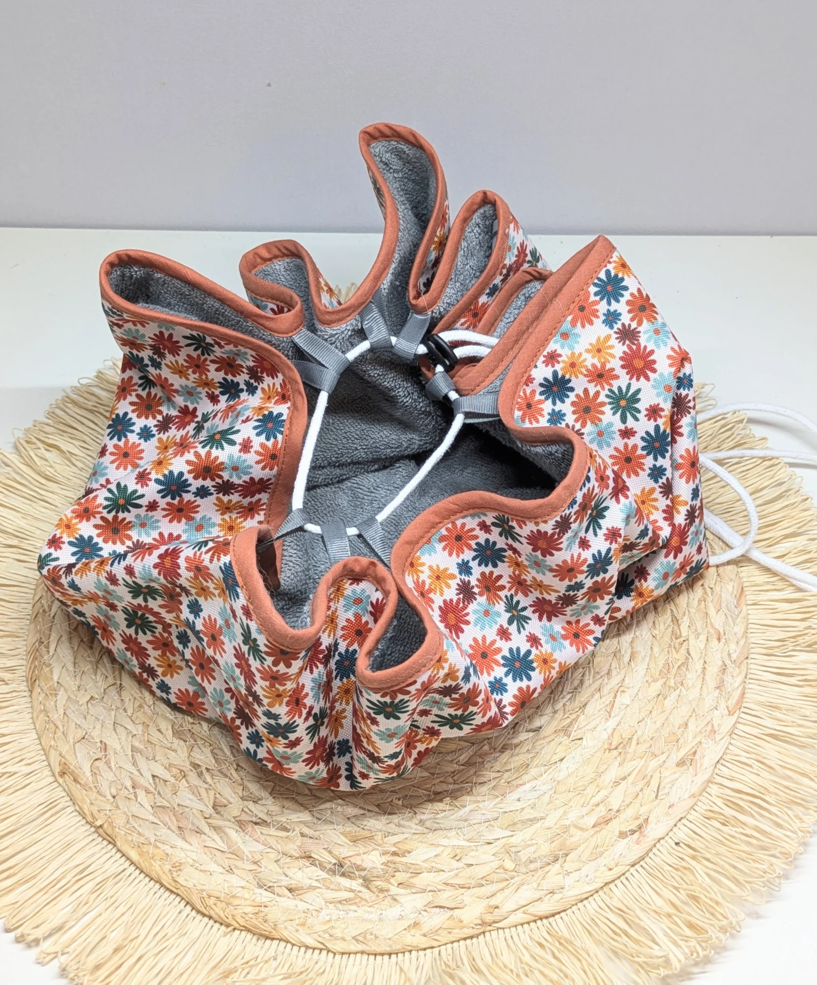 Sac à dos pieds au sec fait main, imperméable à l’extérieur et éponge à l’intérieur, motif fleurs terracota
