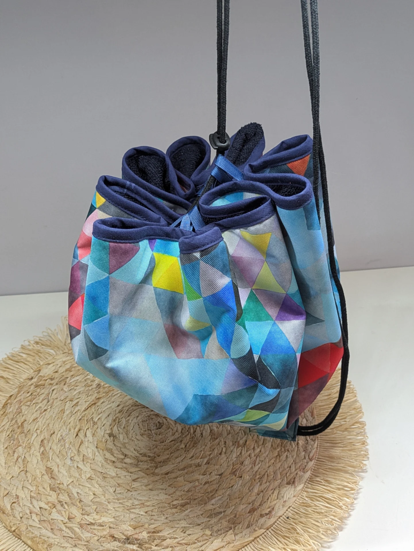Sac à dos pieds au sec fait main, imperméable à l’extérieur et éponge à l’intérieur, motif géométrique multicolore bleu
