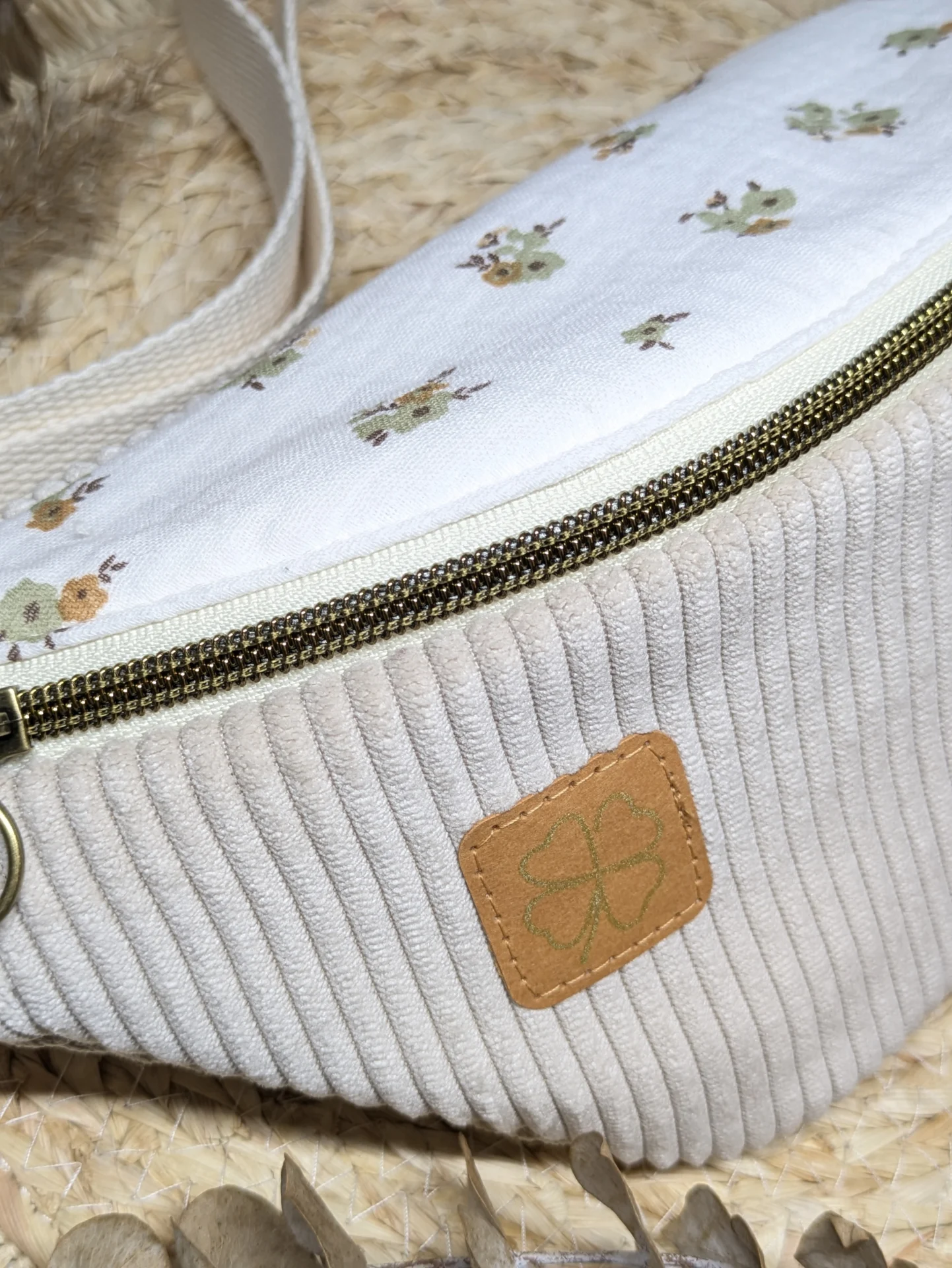 Sac banane en velours côtelé écru et coton fleuri aux tons naturels